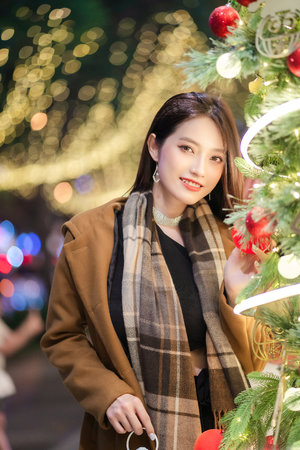 男子和女友抱在一起裸睡